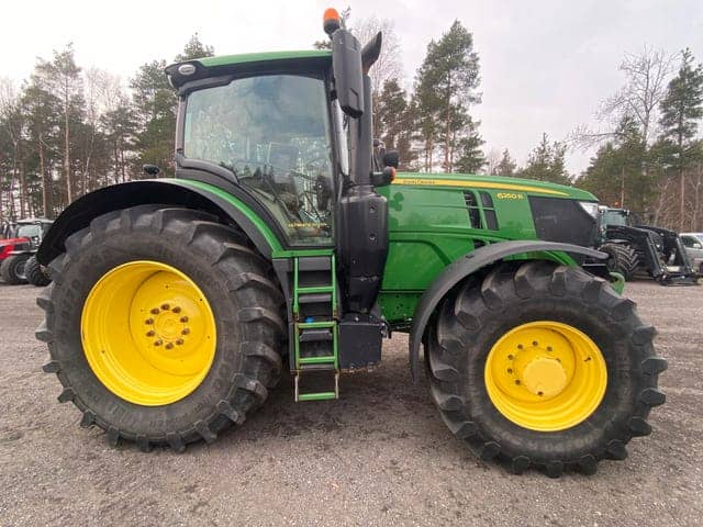 John Deere 6215R
